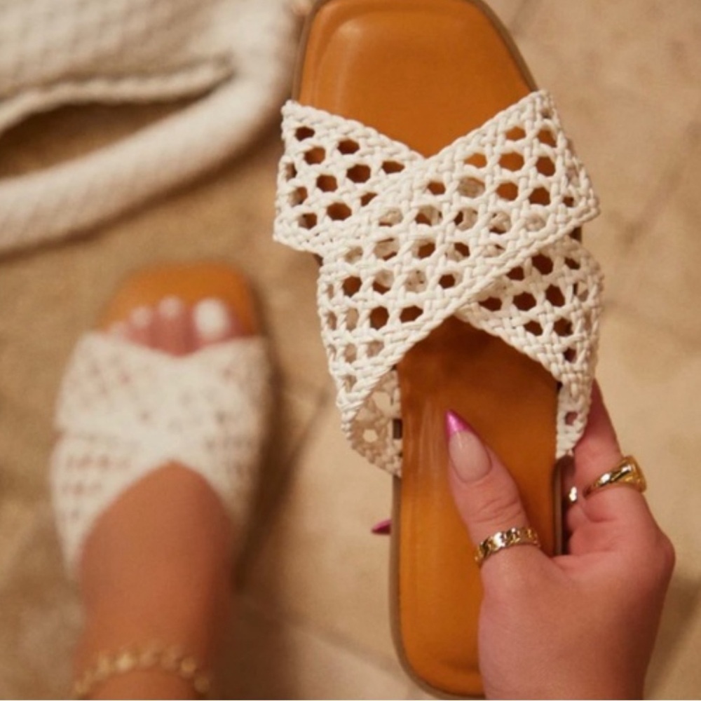 NIB Women’s White Criss Cross Woven Sandals SZ 9